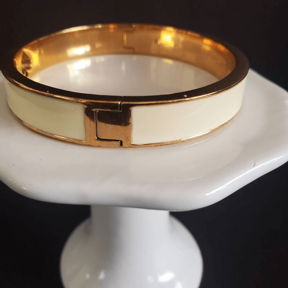 Kate Spade Hinged‎ Bangle Hole Punch Cream Enamel and Gold Plate Casual Everyday - Picture 6 of 11